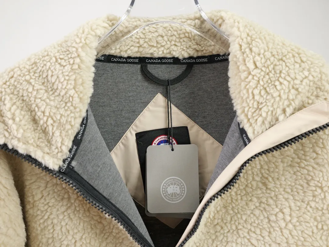 P620 Canada Goose/Canada Goose Lambswool Zip Stand Collar Sweatshirt Simcoe Lambswool Zip Jacket is made of Kind artificial long-hair sherpa. Our new generation of wool fleece helps keep the earth cold and the people on it warm. It features dropped shoulders, a high collar and an adjustable waist hem with internal drawstrings. Standard embroidery color label; top-quality goose Simcoe lambskin color: apricot black size: S M L